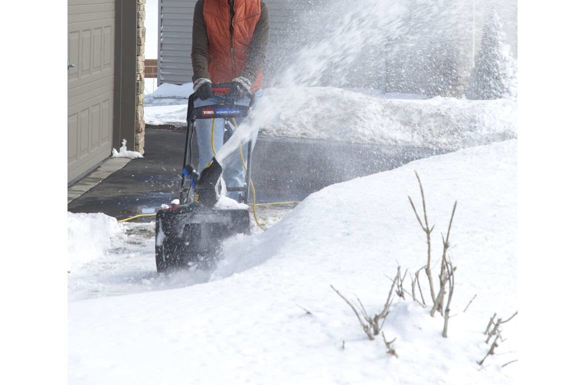 Toro 18" Power Curve® 15 Amp Snow Blower (38381)